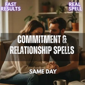 Könnte beinhalten: Eine digitale Grafik mit zwei Personen, die zusammensitzen, mit dem Text FAST RESULTS, REAL SPELL, COMMITMENT & RELATIONSHIP SPELLS und SAME DAY. Das Bild zeigt eine Person in einem beigen Pullover und eine in einem grauen T-Shirt beim Händchenhalten.