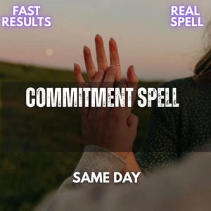 Könnte beinhalten: Zwei Hände, die vor einer verschwommenen Außenlandschaft in der Dämmerung ineinandergreifen. Der Text lautet FAST RESULTS, REAL SPELL, COMMITMENT SPELL und SAME DAY. Eine Person trägt einen grauen Pullover, die andere ein dunkelgrünes Musterhemd.