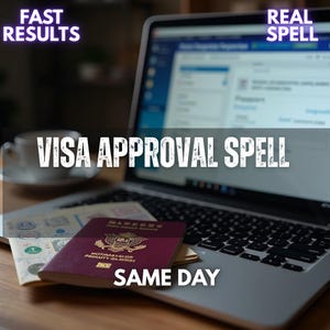Può includere: Un computer portatile che mostra un modulo digitale, con un passaporto bordeaux appoggiato sulla tastiera. Il testo FAST RESULTS, REAL SPELL, VISA APPROVAL SPELL e SAME DAY è sovrapposto in lettere maiuscole bianche, in grassetto e senza grazie.
