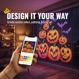 Może przedstawiać: Smartfon wyświetlający projekt dyni w stylu pixel art z menu palety kolorów, trzymany przed oknem z dużym, podświetlanym wyświetlaczem LED pixel art przedstawiającym pomarańczowe dynie i fioletowe nietoperze z napisem DESIGN IT YOUR WAY.