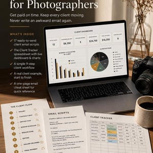 Pode incluir: Um produto digital intitulado The Complete Client System for Photographers, apresentando um portátil com um painel de controlo de clientes com gráficos, juntamente com documentos impressos que incluem um fluxo de trabalho de 9 passos, guiões de e-mail e uma folha de cálculo de seguimento.