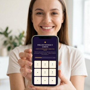 Könnte beinhalten: Ein Smartphone mit einer dunkelvioletten App-Oberfläche, die den Text DREAM WITHOUT LIMITS, 24 DAYS OF HONEST STEPS TOWARD YOUR DREAM und einen Fortschrittsbalken zeigt. Der Bildschirm enthält ein Raster aus nummerierten Feldern, von denen einige als erledigt markiert sind.