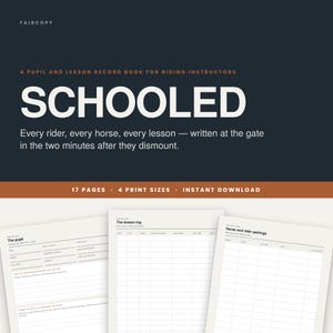 Può includere: Un registro digitale per istruttori di equitazione intitolato SCHOOLED, su sfondo scuro con testo bianco. Il documento include sezioni per i dettagli degli allievi, i registri delle lezioni e gli abbinamenti cavallo-cavaliere su pagine bianche.