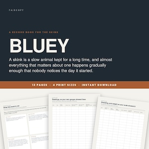 Può includere: Un registro digitale per uno scinco intitolato BLUEY, su sfondo scuro con testo bianco. Il documento include 13 pagine e 4 formati di stampa. Sono mostrate tre pagine di esempio con tabelle strutturate per il monitoraggio di misurazioni e peso.