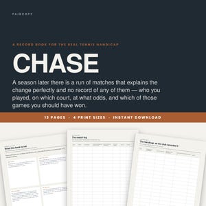 Peut inclure: Un carnet de suivi pour les handicaps de tennis réel intitulé CHASE, avec un fond sombre, du texte blanc, une bande orange, et trois pages d'exemple montrant un journal de match et des tableaux de suivi de handicap, 13 pages, 4 formats.