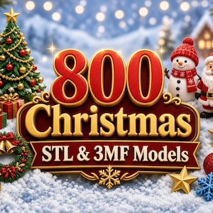 Puede incluir: Un gráfico digital con el texto 800 Christmas STL & 3MF Models en letras rojas y doradas. La escena incluye un muñeco de nieve, Santa Claus, un reno, árboles de Navidad decorados, regalos, adornos y estrellas sobre una superficie nevada.
