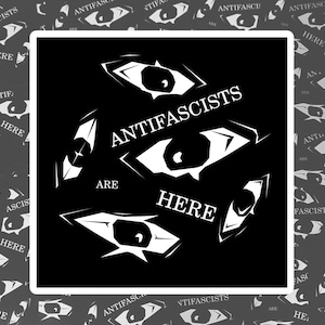 Op de afbeelding: Een vierkante sticker met een zwarte achtergrond en meerdere gestileerde witte ogen rondom de tekst ANTIFASCISTS ARE HERE. Het ontwerp wordt in een patroon herhaald over de achtergrond, wat zorgt voor een contrastrijk grafisch beeld.