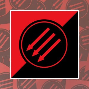 Può includere: Un adesivo quadrato con un design diviso in diagonale, con una sezione rossa in alto a sinistra e una nera in basso a destra. Al centro, un cerchio nero contiene tre frecce rosse rivolte verso il basso a sinistra.