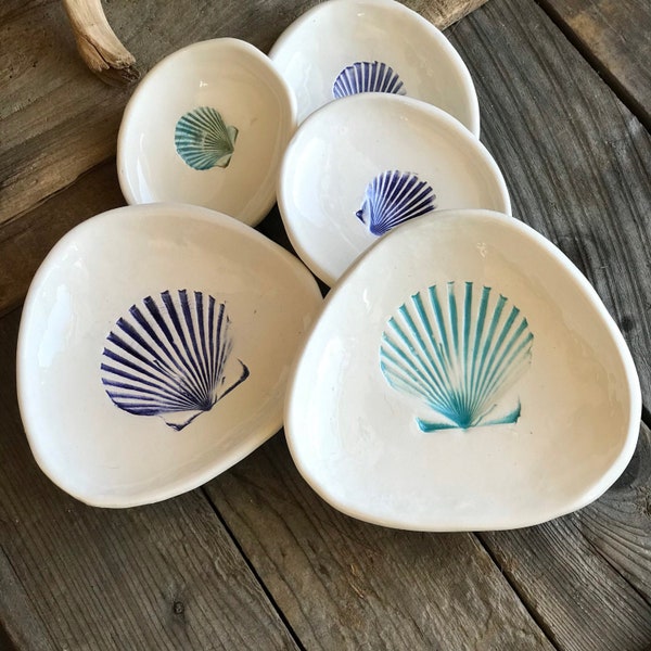 Shell Ring Bowl, Scallop Shell ring dish, Shell bowl jewelry Holder, Shell Ring dish, Beach house Pottery, Seashell tea rest, Beachy gift