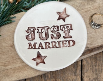 Just Married ring bowl, small wedding gift, Newlywed gift, wedding ring dish, eco-friendly gift, Small gift for couple, eco-friendly gift