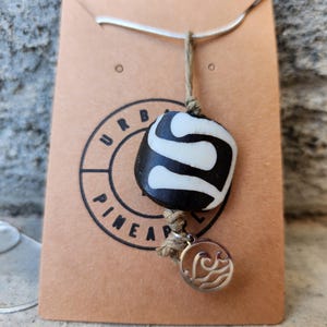 Silvervågberlock Java Batik Surfhalsband Havsutsikt Marin Strand Hav Gåva Urban Ananas