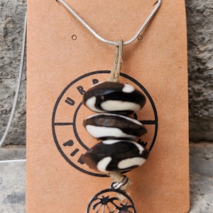 Collier pendentif palmier, batik javanais, style surf, perles africaines en os, ananas, style bord de mer urbain