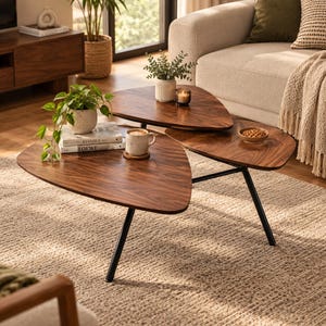 3er-Set Beistelltische aus Walnussholz | Dreieckige Beistelltische im Mid-Century-Modern-Stil