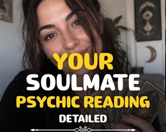 Peut inclure: Un jeu de cartes de tarot aux tons sombres tenu dans une main, avec des motifs célestes et géométriques dorés complexes. L'image contient le texte jaune et blanc : YOUR SOULMATE PSYCHIC READING DETAILED, avec une ligne décorative en dessous.