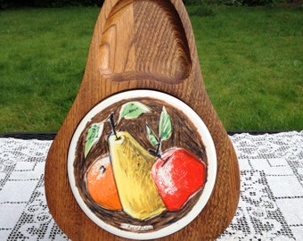 Tagliere per formaggi Fred Press con piastrelle intagliate a mano in legno di segale a forma di pera, con pere colorate e altra frutta su piastrelle, gancio in ottone, VGC