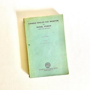 Könnte beinhalten: Ein Vintage-Buch mit hellgrünem Einband, betitelt "GANDHI WIELDS THE WEAPON OF MORAL POWER". Das Buch enthält den Autor Gene Sharp und ein Vorwort von Dr. Albert Einstein. Herausgegeben vom Navajivan Publishing House, Ahmedabad-14.