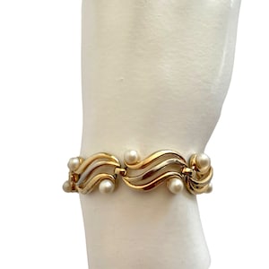 Crown Trifari Link Bracelet/Elegant Gold Tone Wave Bracelet/Crown Trifari 60s Gold Tone & Faux Pearl Jewelry/Classic Trifari Signed Bracelet