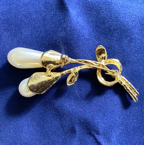 Large pearl brooch deals