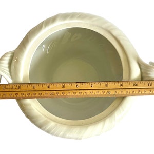 Pu&ograve; includere: Scodella da portata in ceramica bianca con due manici a forma di volute. La ciotola ha un diametro di 28 cm.