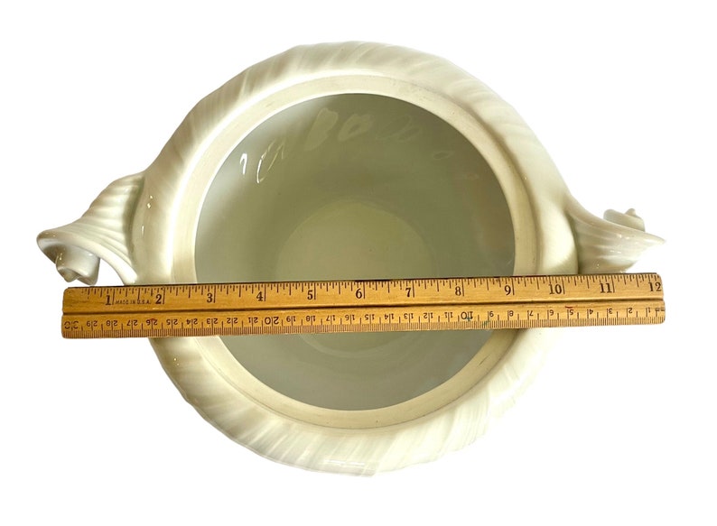 Pu&ograve; includere: Scodella da portata in ceramica bianca con due manici a forma di volute. La ciotola ha un diametro di 28 cm.