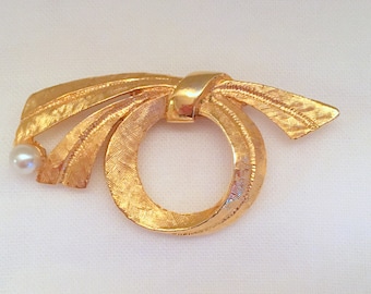 Lieba USA Clip/Brushed Gold Tone Scarf Pin/Vintage Scarf Clip/Textured Round Ribbon Look Jewelry Clip With Pearl/ 2" x 2"/ Free Shipping
