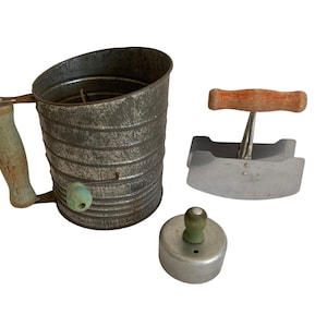 Antichi utensili da cucina/Setaccio con manico in legno, tagliabiscotti e tagliacrosta/Decorazione per la fattoria con manico in legno verde e rosso/Set di 3 Decorazioni per la cucina degli anni &#39;40