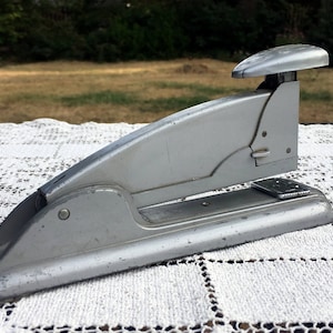 Silver Swingline Stapler/Swingline Speed Stapler/Retro Desktop Stapler/60's Office Stapler/Industrial Office/#4 Swingline Stapler/WORKS!