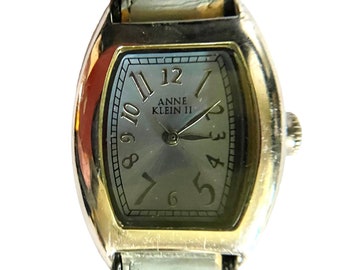 ANNE KLEIN II montre pour femme/cadran bleu et bracelet en cuir bleu/90's Thailand Mvmt/montre de travail analogique à quartz/dos en acier inoxydable