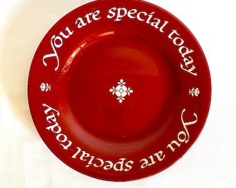 Assiette Waechtersbach - Vous êtes spécial aujourd'hui - Rouge cerise - Assiette plate de 30,5 cm avec inscription et fleurs blanches - Allemagne - Assiette pour une occasion spéciale