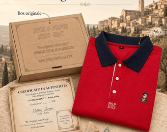 Può includere: Una polo rossa con colletto blu scuro, bottoni bianchi e un piccolo ricamo a ritratto. Include una scatola di cartone con l'etichetta Pixel & Prayer, un certificato di autenticità, una piccola pietra e un ciondolo religioso argentato.