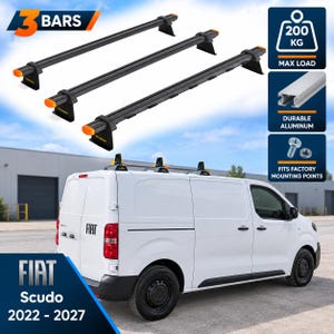Pode incluir: Um conjunto de três barras de tejadilho em alumínio preto com extremidades cor de laranja, concebido para uma carrinha Fiat Scudo branca, modelos 2022-2027. As barras têm uma carga máxima de 200 kg e encaixam nos pontos de fixação de fábrica.