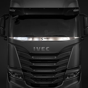 以下が含まれることがあります： ダークグレーのIVECOトラックのキャブを正面から見た様子。水平のルーバーが付いた目立つ黒いグリルが特徴。フロントガラスの下には金属製のトリムがあり、黒い文字でS-WAYと記されている。サイドミラーも含まれている。