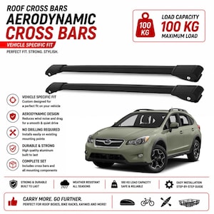 Può includere: Due barre trasversali da tetto aerodinamiche nere per veicolo. Il testo riporta ROOF CROSS BARS, AERODYNAMIC CROSS BARS, VEHICLE SPECIFIC FIT e 100 KG MAXIMUM LOAD. Un SUV verde chiaro è mostrato sotto le barre con icone di capacità di carico.