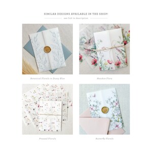 Op de afbeelding: Vier verschillende ontwerpen voor huwelijksuitnodigingen met bloemenpatronen. De ontwerpen omvatten botanische bloemen in stoffig blauw, weideflora, geperste bloemen en vlinderbloemen.
