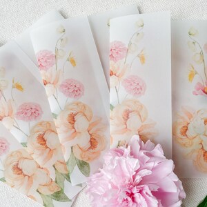 Op de afbeelding: Een set van zes vellen doorschijnend papier met bloemenpatronen. Het papier heeft een aquarelontwerp met roze en perzikkleurige bloemen met groene bladeren. Het papier is perfect voor knutselen, scrapbooking of om een ​​toets van elegantie aan elk project toe te voegen.
