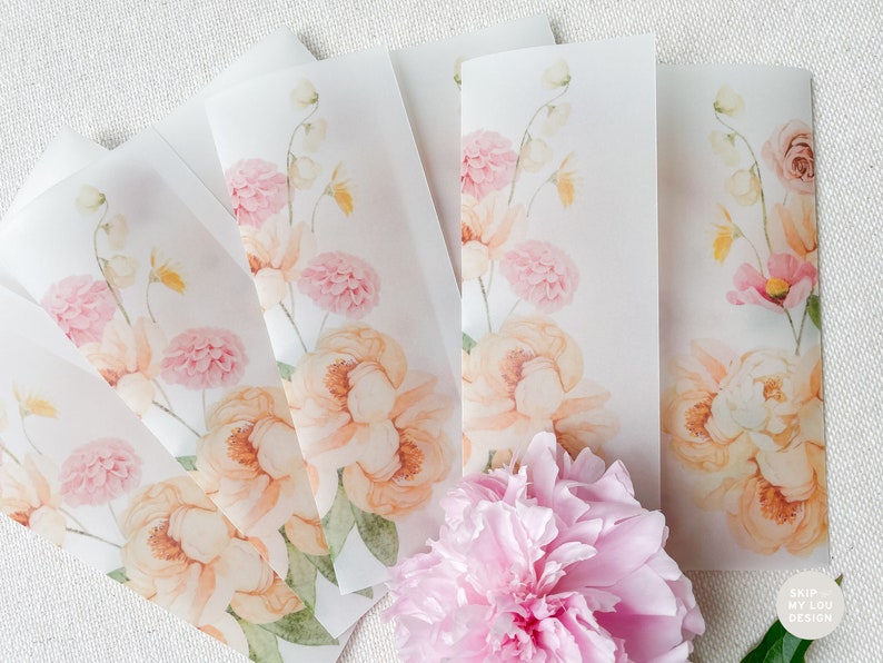 Op de afbeelding: Een set van zes vellen doorschijnend papier met bloemenpatronen. Het papier heeft een aquarelontwerp met roze en perzikkleurige bloemen met groene bladeren. Het papier is perfect voor knutselen, scrapbooking of om een ​​toets van elegantie aan elk project toe te voegen.