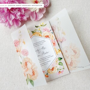 Op de afbeelding: Een gevouwen huwelijksuitnodiging met een aquarelbloemendesign. De uitnodiging heeft een zeshoekig frame met de tekst "wedding May to Resten" en de datum "Two Thousand Twenty Three".