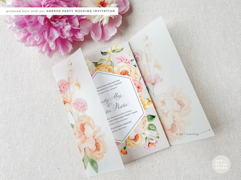 Op de afbeelding: Een gevouwen huwelijksuitnodiging met een aquarelbloemendesign. De uitnodiging heeft een zeshoekig frame met de tekst "wedding May to Resten" en de datum "Two Thousand Twenty Three".