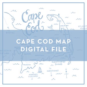 Puede incluir: Un mapa digital en azul claro y blanco de Cape Cod, Massachusetts, con ilustraciones dibujadas a mano de puntos de referencia y áreas circundantes. El texto "Cape Cod" está en cursiva, y también se muestra "Cape Cod Map Digital File".