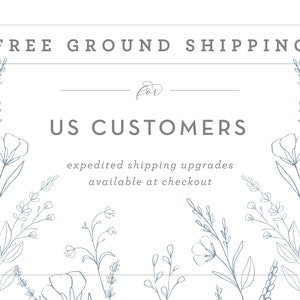 Op de afbeelding: Een witte achtergrond met een blauwe rand en tekst die "FREE GROUND SHIPPING for US CUSTOMERS" luidt, met de woorden "expedited shipping upgrades available at checkout" eronder. De tekst wordt omringd door een bloemmotief.