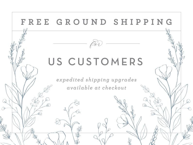 Op de afbeelding: Een witte achtergrond met een blauwe rand en tekst die "FREE GROUND SHIPPING for US CUSTOMERS" luidt, met de woorden "expedited shipping upgrades available at checkout" eronder. De tekst wordt omringd door een bloemmotief.