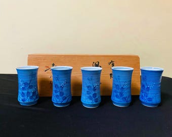 Japoński zestaw Yunomi 5 niebiesko-białych porcelanowych filiżanek do herbaty, ręcznie malowany wzór jesiennej trawy, cienkie linie, drewniane pudełko