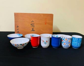 Set assortito di ciotole e tazze da tè Yunomi in porcellana giapponese, con decorazioni floreali blu e rosse dipinte a mano e scatola firmata.