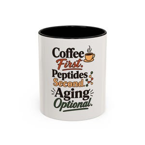 Peut inclure: Un mug en céramique blanc avec un intérieur et un bord noirs. L'extérieur présente le texte Coffee First. Peptides Second. Aging Optional. en lettres noires, orange et vertes, accompagné d'une icône de tasse à café et d'une structure moléculaire.