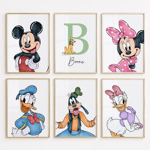 Peut inclure: Six impressions d'art mural encadrées représentant des personnages Disney. La rangée supérieure montre Mickey Mouse, une lettre B avec Pluto et le nom Boone, et Minnie Mouse. La rangée inférieure affiche Donald, Dingo et Daisy, dans des cadres dorés.