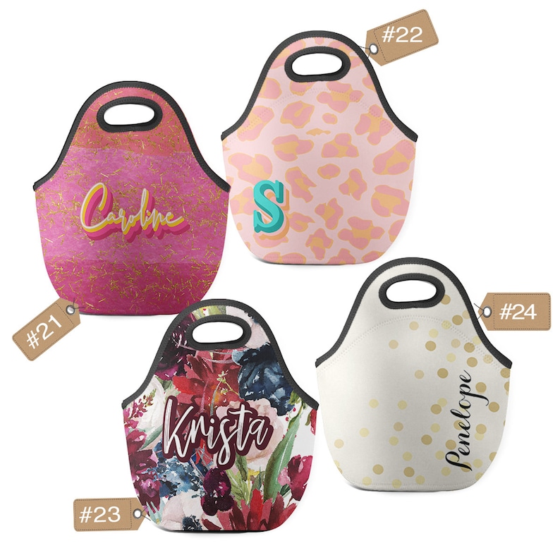 Puede incluir: Cuatro bolsas de almuerzo de neopreno con ribete y asas negras. Una es rosa con detalles dorados y el nombre "Caroline". Otra es rosa con estampado de leopardo y una "S" turquesa. La tercera tiene un dise&ntilde;o floral con el nombre "Krista". La &uacute;ltima es blanca con lunares dorados y el nombre "Penelope".