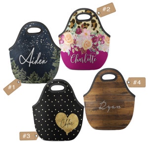 Puede incluir: Cuatro bolsas de almuerzo personalizadas con diferentes dise&ntilde;os. Una tiene un fondo azul oscuro con un bosque y el nombre "Aiden". Otra tiene un dise&ntilde;o floral con el nombre "Charlotte". La tercera tiene un fondo negro con lunares dorados y un coraz&oacute;n con el nombre "Chloe". La &uacute;ltima tiene un dise&ntilde;o de vetas de madera con el nombre "Ryan".