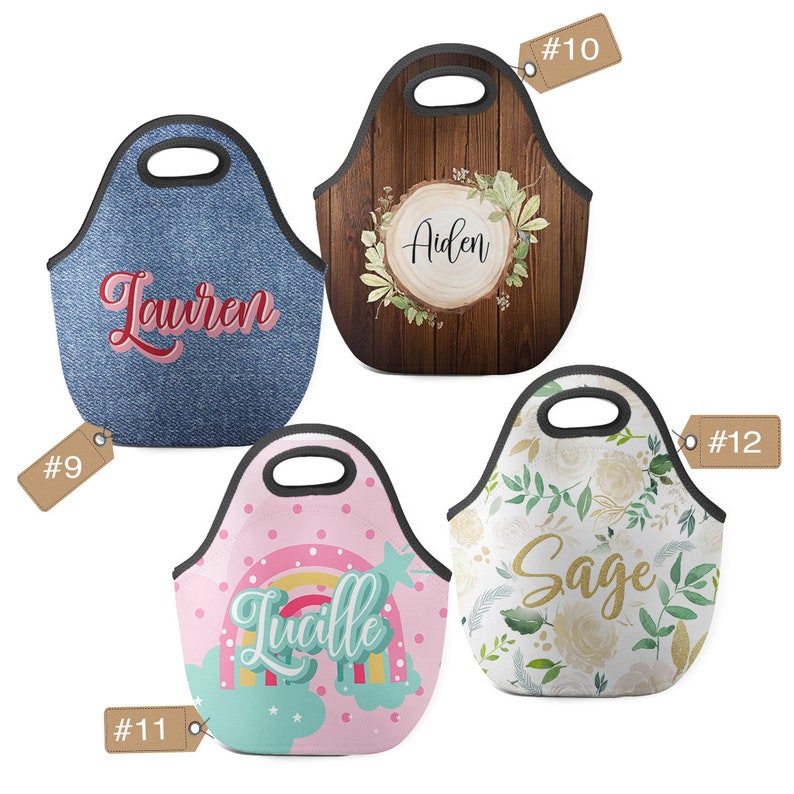 Puede incluir: Cuatro bolsas de almuerzo de neopreno con asas negras. Una bolsa tiene un estampado de mezclilla con el nombre "Lauren" en escritura roja. Otra presenta un dise&ntilde;o de vetas de madera con el nombre "Aiden". Una tercera bolsa es rosa con un arco&iacute;ris y el nombre "Lucille". La &uacute;ltima bolsa tiene un dise&ntilde;o floral con el nombre "Sage".