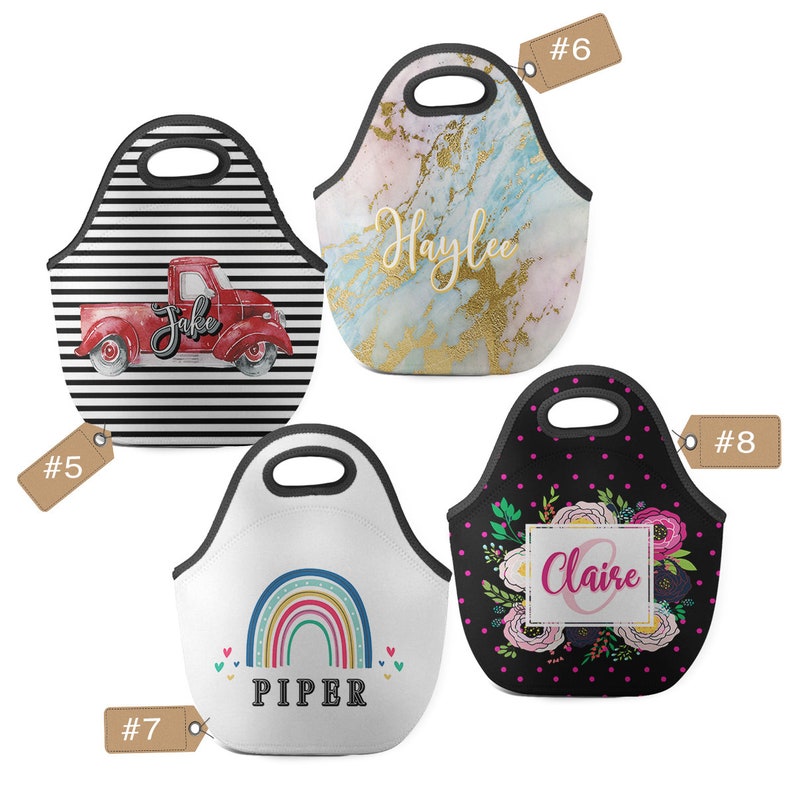 Puede incluir: Cuatro bolsas de almuerzo personalizadas con asas negras. Los dise&ntilde;os incluyen un cami&oacute;n rojo sobre rayas blancas y negras, un patr&oacute;n de m&aacute;rmol dorado y azul con el nombre "Haylee", un arco&iacute;ris con el nombre "Piper" y un dise&ntilde;o floral con el nombre "Claire".