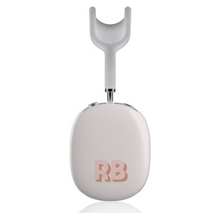 Może przedstawiać: Białe bezprzewodowe słuchawki z jasnor&oacute;żowym logo z napisem "RB" na boku.